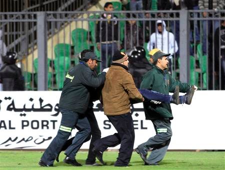 2012-02-02T075634Z_3_BTRE8101O6E00_RTROPTP_2_EGYPT-SOCCER-VIOLENCE.JPG